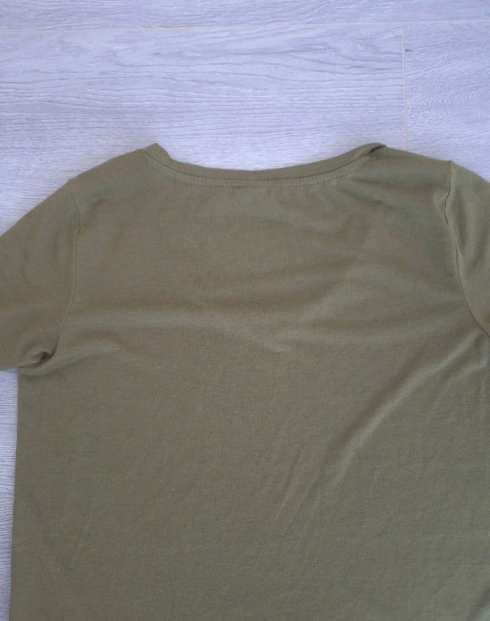 Jacqueline de Yong T-shirt vert clair col V (Taille M) – Haut basique kaki – photo 8